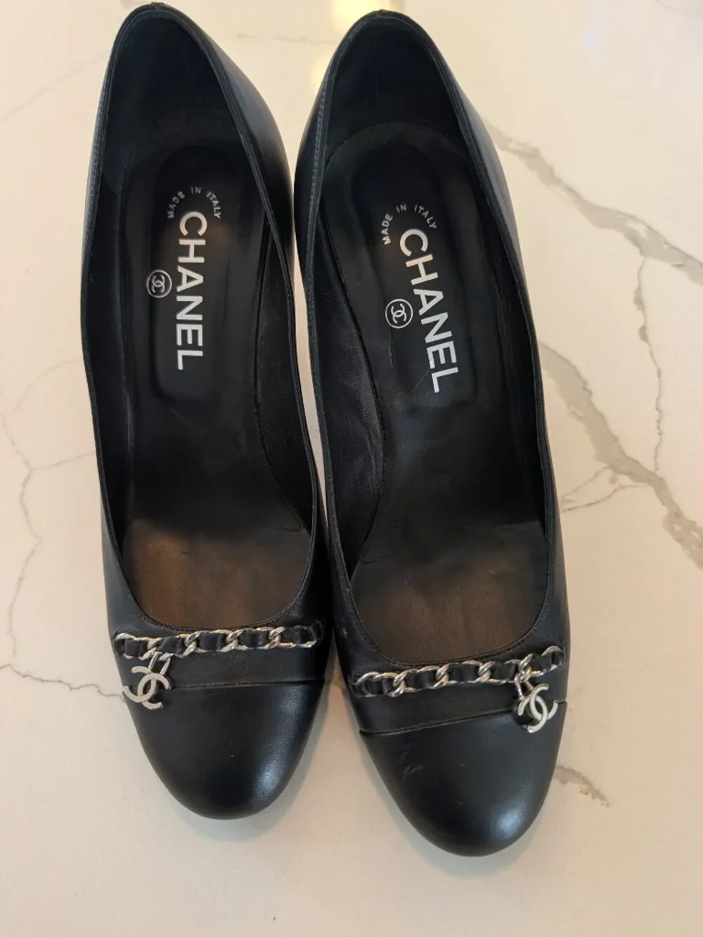 Chanel 2010 Black Lambskin Chain Logo Pumps EU 39 like new!